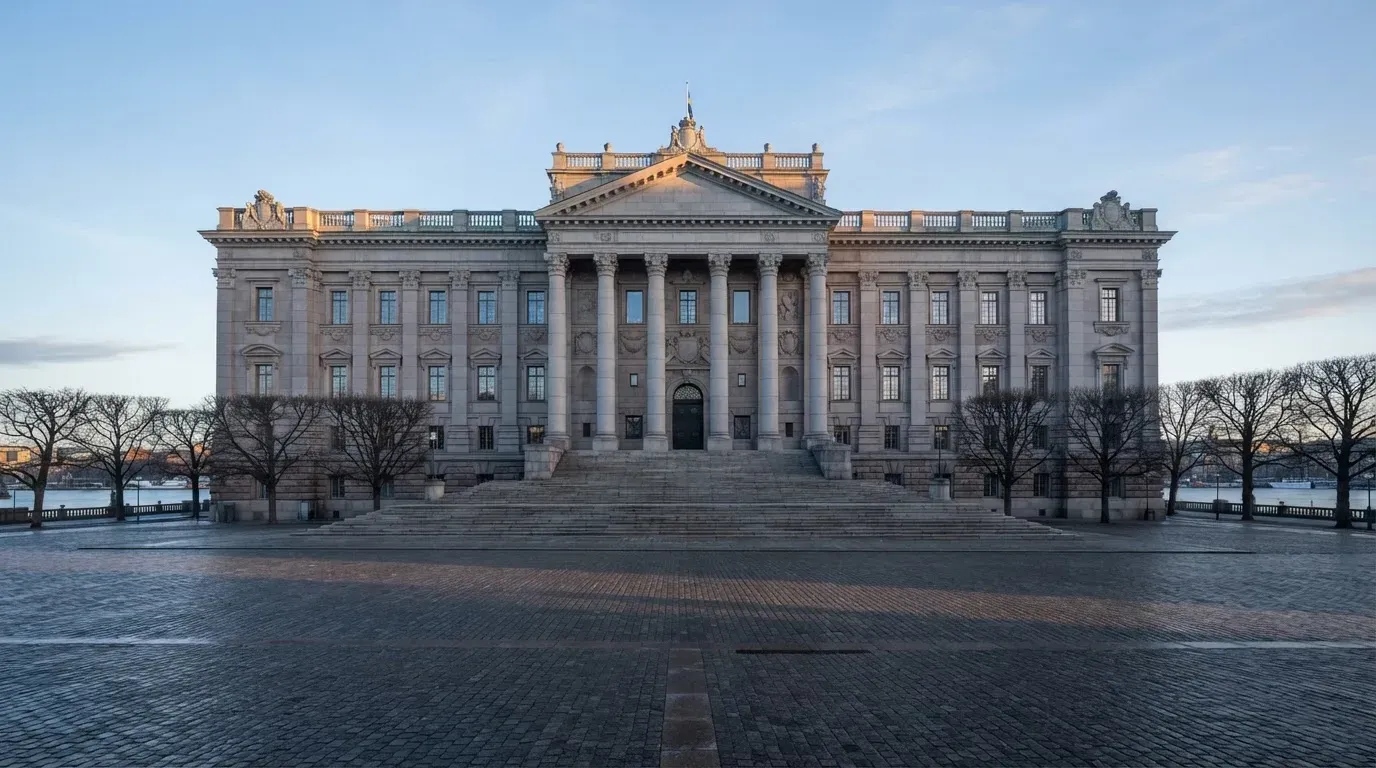 Stenfasad på en statlig byggnad i Stockholm vid gryning, höga pelare och ett tomt torg framför — 150 free spins casino i sverige