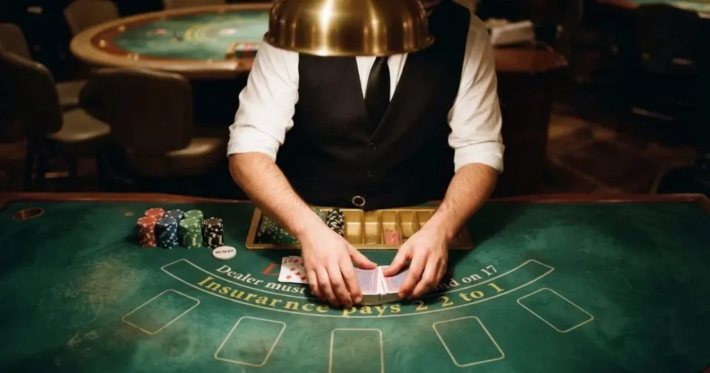 Croupierens händer blandar kort på grönt filt, taklampan speglas i den blanka kortbunten — casinon med bingo i sverige